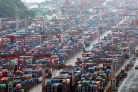 Des conteneurs maritimes sont empilés dans un port de Busan (Photo : koreatimes.co.kr)