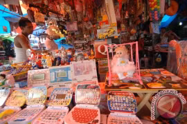 Des jouets chinois sont vendus au Pasar Raya à Padang, dans l'ouest de Sumatra (Photo : ANTARA)