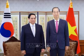 Le Premier ministre vietnamien Pham Minh Chinh (gauche) et son homologue sud-coréen Han Duck Soo. Photo : VNA