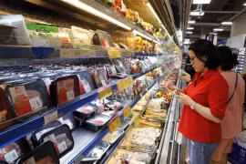 Clients dans un supermarché à Hanoï (Photo : VNA)
