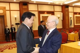 Le secrétaire général du PCV, Nguyen Phu Trong, et le secrétaire général du Parti révolutionnaire populaire lao et président Thongloun Sisoulith co-présideront une réunion de haut niveau entre les deux Partis à Hanoï, le 26 février 2024. (Photo : VNA)