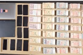 Argent liquide et accessoires de jeu saisis lors d'une opération transnationale de piratage de paris illégaux par la police singapourienne et malaisienne. (Photo : canalnewsasia.com)