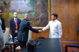 Le président-directeur général d'Emirates Nuclear Energy Corp. (ENEC), Mohamed Al Hammadi, rend une visite de courtoisie au président Ferdinand Marcos Jr. (premier à droite) à Malacañang le 12 août. (Photo : inquirer.net)