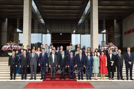 Le président de l'Assemblée nationale, Trân Thanh Mân et les ambassadeurs et les représentants des pays membres de l'Union européenne au Vietnam. Photo : VNA