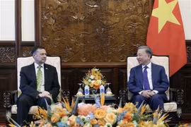 Le président To Lam (droite) et l'ambassadeur d'Australie au Vietnam Andrew Goledzinowski. Photo : VNA
