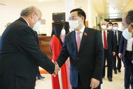 Le président de l’AN Vuong Dinh Huê arrive en Autriche