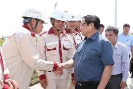 Le Premier ministre visite des projets d'infrastructures clés à Bac Lieu