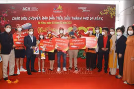 Les vols de Vietjet amènent les premiers touristes de la nouvelle Année lunaire à Da Nang et Van Don