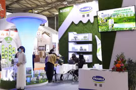 Vinamilk présente des produits laitiers biologiques « doubles normes » au salon FHC de Shanghai