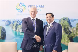 Le PM exhorte le soutien de Standard Chartered pour l'engagement du Vietnam en matière de changement climatique