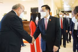 Le président de l’AN Vuong Dinh Huê arrive en Autriche