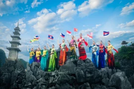 Un créateur de mode apporte des fleurs nationales de l'ASEAN à Ao Dai