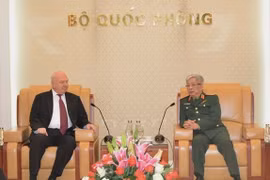 Un vice-ministre de la Défense reçoit l'ambassadeur de Russie au Vietnam