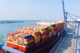 Le port Cai Mep Thi Vai de Ba Ria-Vung Tau reçoit un porte-conteneurs géant 