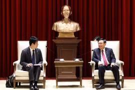 Le secrétaire du Comité du Parti de Hanoi Vuong Dinh Hue reçoit le directeur général d'AEONMALL 