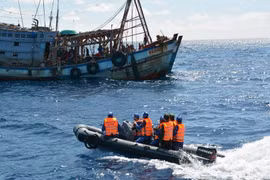 La Garde-côte du Vietnam intensifie sa lutte contre la pêche illégale