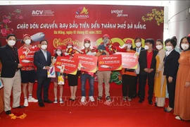 Les vols de Vietjet amènent les premiers touristes de la nouvelle Année lunaire à Da Nang et Van Don