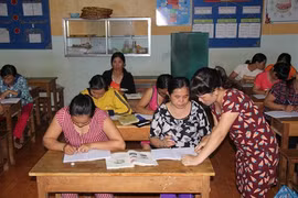 Des femmes suivent des cours du soir pour y voir plus clair