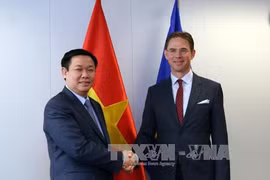 Le vice-PM Vuong Dinh Hue rencontre des dirigeants européens