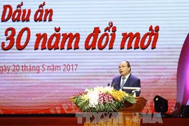 Le PM au programme “Gloire au Vietnam - 30 ans de renouveau”