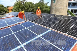 EVN reçoit le système électrique du district insulaire de Truong Sa
