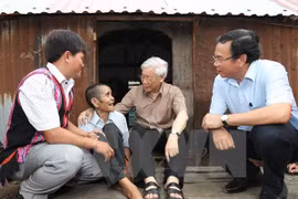 Le secrétaire général du PCV en visite à la commune démunie d’Ayun de Gia Lai