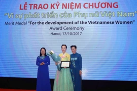 Médaille « Pour le développement des femmes vietnamiennes » à Han Mi Young