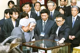 L'empereur et l'impératrice du Japon visitent le musée de la biologie à Hanoi
