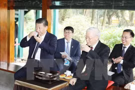 Le secrétaire général du PCV et le dirigeant chinois Xi Jinping assistent à un thé