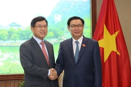 Le vice-Premier ministre Vuong Dinh Hue reçoit le dirigeant de Samsung au Vietnam