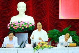 Le Premier ministre Nguyên Xuân Phuc travaille avec les autorités de Binh Thuân