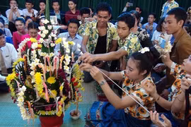 Les étudiants lao expérimentent les pratiques culturelles vietnamiennes
