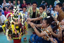 Les étudiants lao expérimentent les pratiques culturelles vietnamiennes