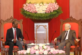 Le leader du PCV Nguyên Phu Trong reçoit le Premier ministre mozambicain