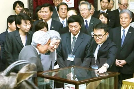 L'empereur et l'impératrice du Japon visitent le musée de la biologie à Hanoi