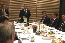 Le PM Nguyên Xuân Phuc dialogue avec les entreprises à Davos