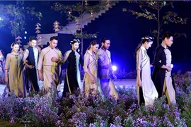À propos de la modernisation de l’áo dài, la tunique traditionnelle vietnamienne