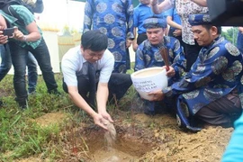  Cérémonie de réception de la terre sacrée du district de Truong Sa à l’esplanade de Xa Tac