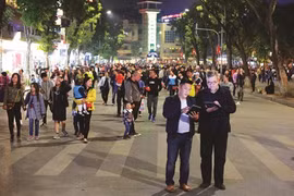 Hanoi «by night» dans ses rues piétonnières