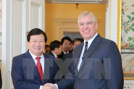 Le vice-Premier ministre Trinh Dinh Dung en visite officielle au Royaume-Uni