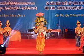 Les 50 ans des relations diplomatiques Vietnam-Cambodge fêtés à Cân Tho