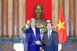Le président Tran Dai Quang invite John Kerry de continuer à soutenir les liens Vietnam-États-Unis