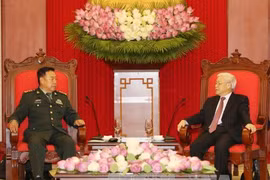 Le leader du PCV et le PM reçoivent le vice-président de la Commission militaire centrale chinoise
