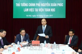 Le Premier ministre travaille avec des responsables de l’Institut de mathématiques du Vietnam
