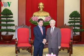Des dirigeants vietnamiens reçoivent le président du Parti d'action populaire de Singapour