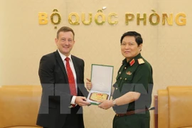 Le ministre de la Défense Ngô Xuân Lich reçoit l'ambassadeur de France