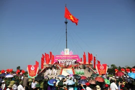 La province de Quang Tri hisse le drapeau de la réunification nationale