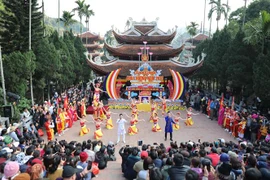 Ouverture de nombreuses fêtes traditionnelles à Hanoï et à Ha Tinh