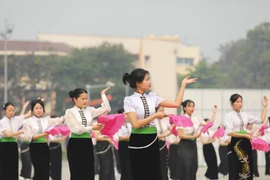 Victoire de Diên Biên Phu : spectacles de danses publiques présentés par des étudiants de Diên Biên