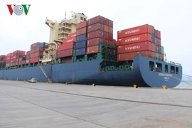 Deux premiers navires mouillent au port de Cai Lan